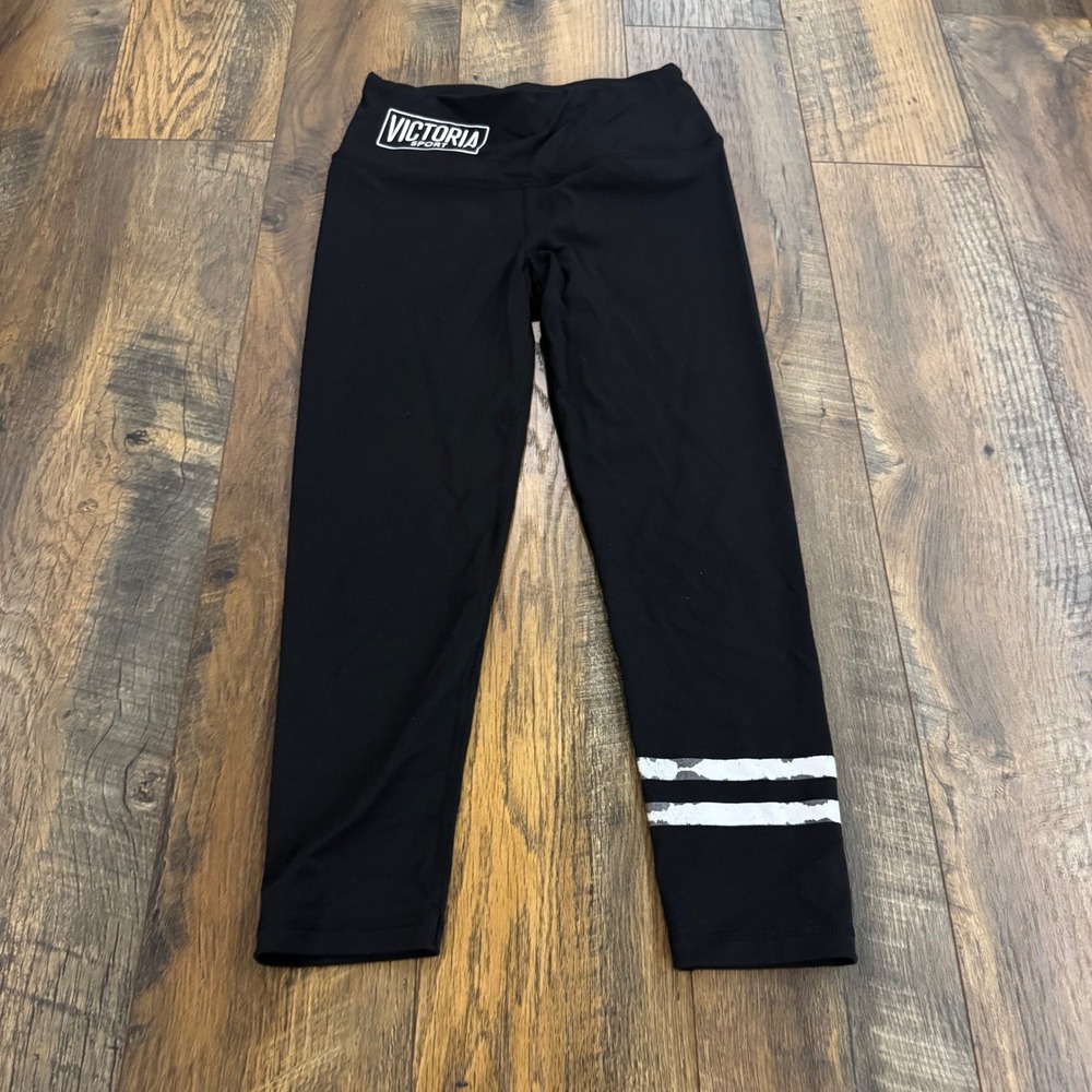 Victoria Sport Knockout Capri Leggings Black White Striped XS High Rise Yoga